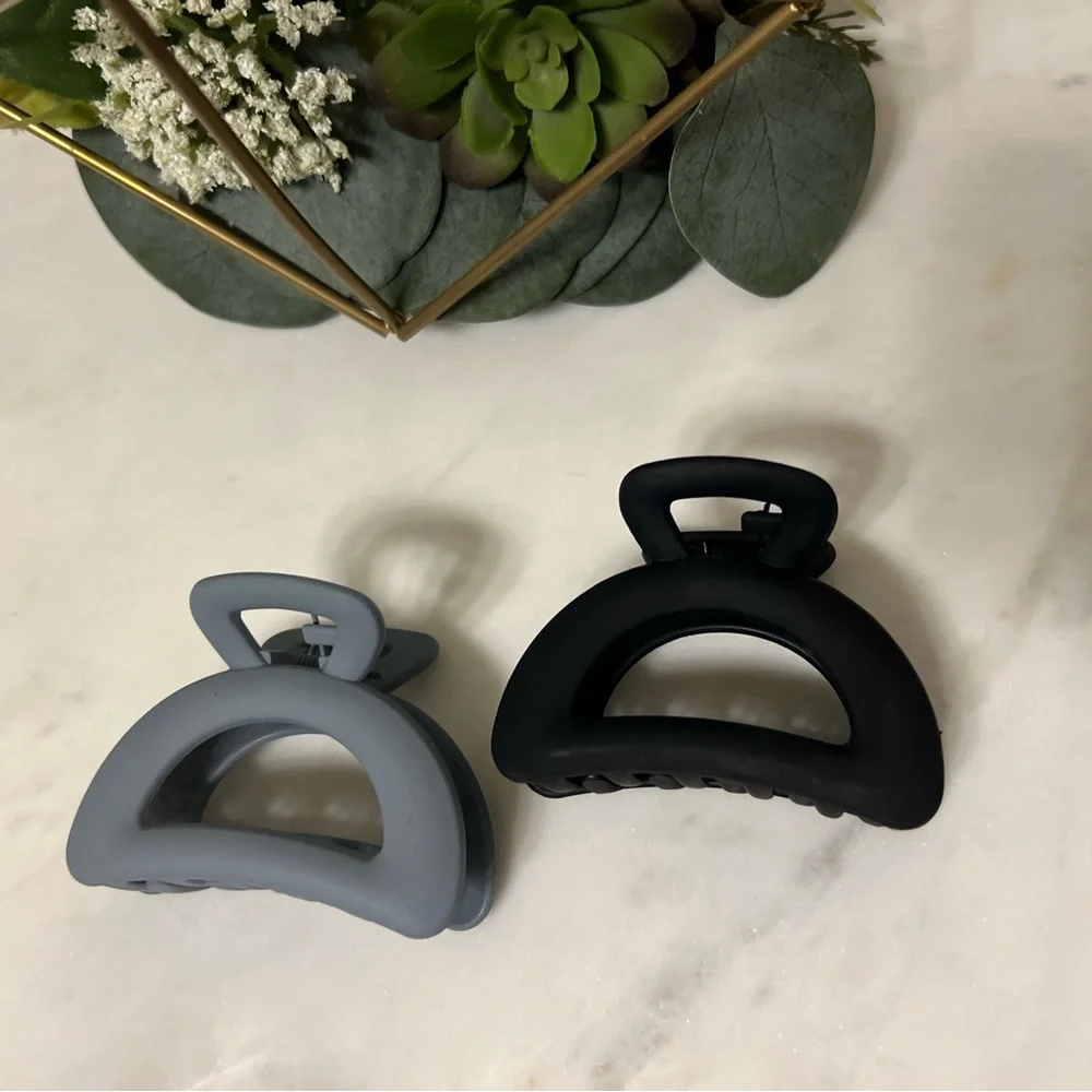 🍁 2 for $20 NEW plastic claw clips - Picture 2 of 3